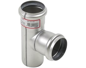Blücher EuroPipe grenrør i rustfritt stål, 75/50 mm og 87,5°, sett skrått forfra med grenstussen vendt mot høyre.