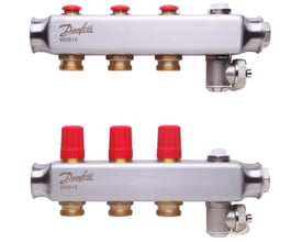 Nærbillede af Danfoss SSM manifoldsæt, der viser de tre tilslutninger med røde dæksler og detaljer på udluftningsventilen.