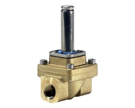 Nærbillede af Danfoss EV250BW magnetventil, viser messinghus og rustfri stålstift, G 3/4 tilslutning.