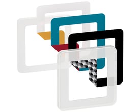 LK FUGA Choice designramme med 1 modul i transparent plast med forskellige farveindlæg som blå, sort og gul.