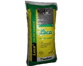 Sæk med Weber Leca nødder 10-20 coated, 50 liter, med tekst om let, varmeisolerende og kapillarbrydende egenskaber.