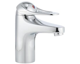 FMM 9000E håndvaskarmatur i krom med en enkelt grebsbetjening og blankpoleret overflade, vist på hvid baggrund.