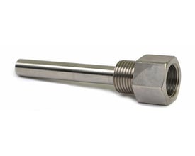 Detaljeret visning af Danfoss ESMB-12 dykrørets gevind og 1/2" tilslutning fremstillet i stål.