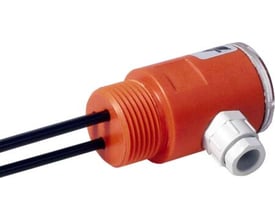 Carlo Gavazzi VPP3-1,0 niveauføler med orange plastikhus, to 0,5m elektroder og hvid kabelforskruning på hvid baggrund.