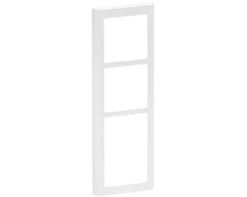 LK FUGA Soft 63 designramme i hvid med plads til 3½ modul, lodret montering og afrundede kanter.
