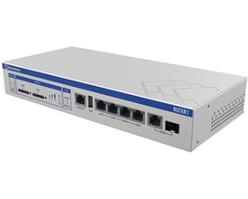 Teltonika RUTXR1 rackmonteret router i sølv med blå detaljer, viser frontpaneler med porte og SIM-slots.
