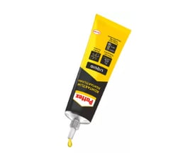Pattex kontaktlim Liquid i en gul og sort tube på 50g, med en dråbe lim på spidsen, klar til brug.