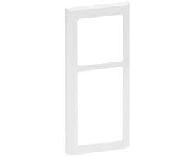 Lauritz Knudsen FUGA Soft 63 designramme i hvid, med 2½ modul bredde og standard overflade. Rammen er halogenfri og PVC-fri.