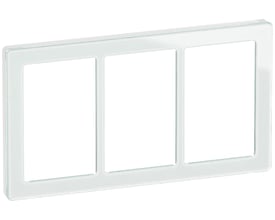 LK FUGA Pure vandret tripel designramme i hvidt glas, viser tre modulåbninger på hvid baggrund.