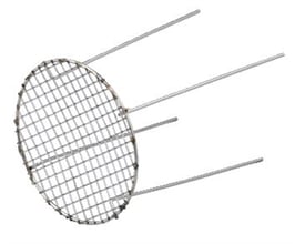 Nærbillede af Duka ventilnet i rustfrit stål, der viser den fine maskestørrelse og metalbenene for montering.