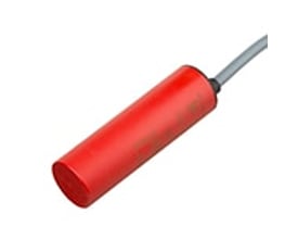 Carlo Gavazzi kapacitiv aftaster VC11RTM2410M, rød, Ø32 mm med 2 meter kabel på hvid baggrund.