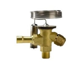 Danfoss TN2 termoventil for R134a med flare-tilkoblinger og opprullet kapillarrør, sett forfra.