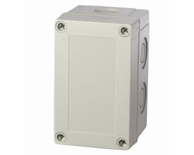 Fibox MNX kasse i lys grå polycarbonat med målene 130x80x75 mm, vist med skruelåg for lukning.