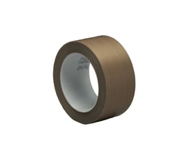 Brun rull med 3M friksjonsreduserende tape 5451, 50 mm x 33 meter, sett skrått med den opprullede teipen synlig.