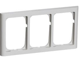 LK FUGA Softline 63 vandret tripel ramme i lysegrå, vist forfra på hvid baggrund, der viser tre modulåbninger.