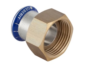 Geberit Mapress rustfri tilslutningsforskruning med 15 mm presmuffe og G¾" omløber, vist med messinggevind og blå detaljering.