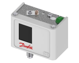 Danfoss KP5-pressostat med manuell reset, sett skrått forfra, med grønn resetknapp og gjenget tilkobling.