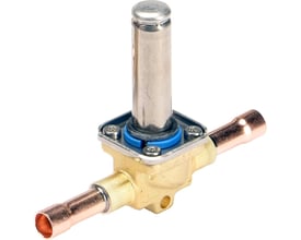 Danfoss EVR 6 magnetventil med 3/8 loddetilslutning, viser messingventilhus og kobberrør. Standartreservedel til køleanlæg.