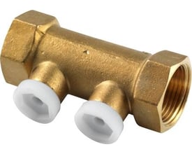 Socla kontrollerbar kontraventil i messing med to 1/2" muffegevindsender og hvide plastkapper, PN10.