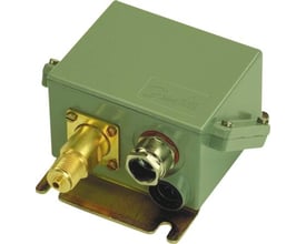 Danfoss KPS 43 pressostat i grøn farve med messing tilslutning og 1-10 bars justeringsområde. Robust og kompakt design.