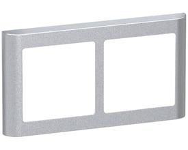 LK FUGA Soft 63 vandret design ramme i stålmetallic med plads til to moduler, der er vist isoleret på hvid baggrund.