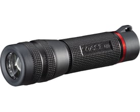 Coast GX10 vandtæt lommelygte med fokus, mørkegrå med tekstureret greb og en rød detaljering. Produktet er vist på en hvid baggrund.