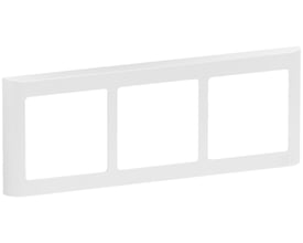 LK FUGA Soft 63 vandret designramme i hvid med plads til 3 moduler, fremstillet i robust plastmateriale.