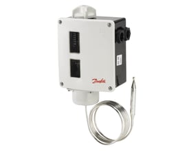 Danfoss RT101-termostat med fjernføler, opprullet kapillarrør og hvitt styrehus, sett skrått forfra.
