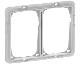 LK FUGA teknisk monteringsramme i grå til vandret dobbelt designramme, 2x1½ modul, viser udskæringer og monteringspunkter.