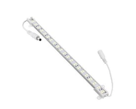 LEDlife 50 cm vandtæt aluprofil med 24V LED bånd, 8W, 6000K, vist med tilslutningsstik på hvid baggrund.