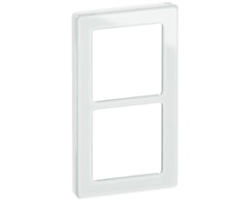 LK FUGA Pure designramme i hvidt glas, 2 modul, med en kant af klart glas og hvid baggrund.