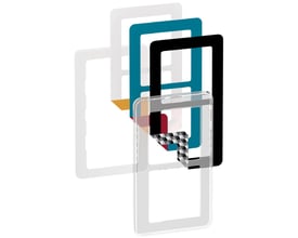 Fuga Choice designramme i transparent plast, vist med udskiftelige farveindlæg i blå, sort og rød.