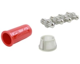 Danfoss AKV 10 dysesæt med rød beskyttelseshætte, fire dyser og et filter på hvid baggrund.