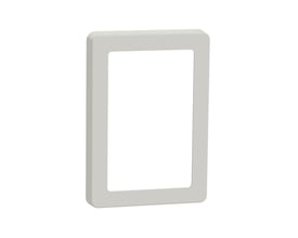 LK FUGA Base 63 designramme i lysegrå med 1½ modul størrelse, vist forfra på hvid baggrund.