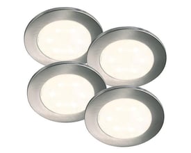 Sæt med fire runde Nordlux Lismore påbygningsspots i krom, alle tændt og klar til installation.