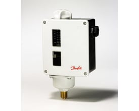 Danfoss RT112 pressostat med synlig mærkat 'Made in Poland', indstillingsskala og trykreguleringsknop i hvid plast.