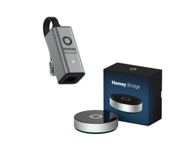 Homey Bridge bundle med Homey Energy Dongle P1 og Homey Bridge produktpakke på hvid baggrund.