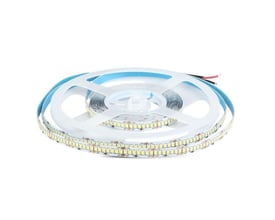 V-TAC dimbar LED-stripe på 5 meter med 3000K varmhvitt lys, rullet opp på en hvit spole.