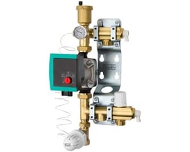 Roth ShuntUnit med Wilo Yonos Para pumpe og fordelerrør til 25 m² gulvvarme, monteret på beslag.