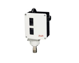 Danfoss RT19B pressostat set bagfra, viser elektriske tilslutningsklemmer og 1/2" trykrørstilslutning.