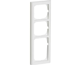 Lauritz Knudsen LK FUGA Softline 63 ramme, 3½ modul, vist lodret med tre udskæringer til indsatser på hvid baggrund.