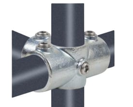 Galvaniseret krydsfitting til rør med 1½" (Ø48,3 mm) samling, med side- og gennemgangstilslutning, som forbinder tre rør i et T-kryds.