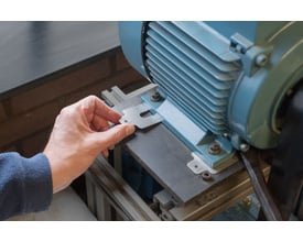 SKF shim i rustfrit stål på 50 x 50mm, 0,05mm tyk, anvendes til præcis nivellering af en elektrisk motor.