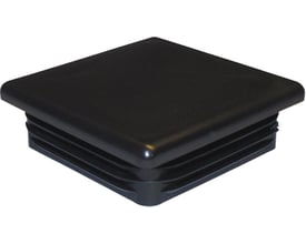 En sort, firkantet dupsko af typen DPE til 50x50 mm rør, fremstillet af polyethylen med lameller og fladt hoved.
