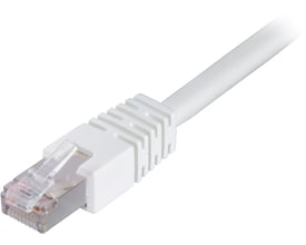 Nærbillede af et hvidt Deltaco Cat6 patchkabel med F/UTP-skærmning og LSZH-materiale, viser RJ45-stikket.