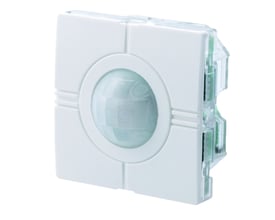 Carlo Gavazzi B4X-bevegelsesføler på 44 × 44 mm med 90° registrering, hvit front og rund sensor, sett skrått forfra.