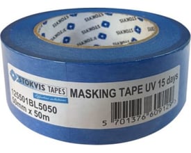 Stokvis UV tape, 50 mm x 50 m, en rulle blå maskeringstape med hvid etiket, der viser produktinformation og stregkode.