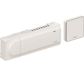 Nærbillede af Uponor Smatrix Wave kontrolenheden med synlige lameller til ventilation og Uponor logo.