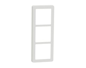 LK FUGA Base 63 design ramme til 3 moduler i hvid plast med tre åbninger på hvid baggrund.