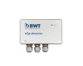 Nærbillede af BWT AQA Detector kontrolboksens frontpanel med logo, CE-mærkning og tre kabelindgange.